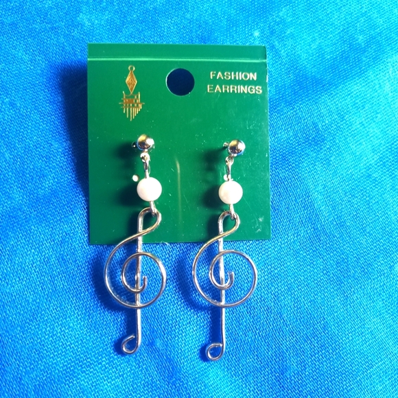Cute earrings - treble clef music note - Picture 1 of 3